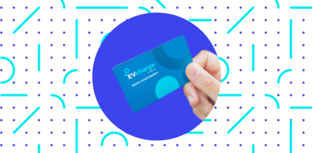 Tarjeta de usuario EVcharge de Etecnic para la identificación y pago en estaciones de carga, con diseño corporativo y tecnología de proximidad para movilidad eléctrica. Aparece sobre un circulo azul, con una mano cogiendo la tarjeta.