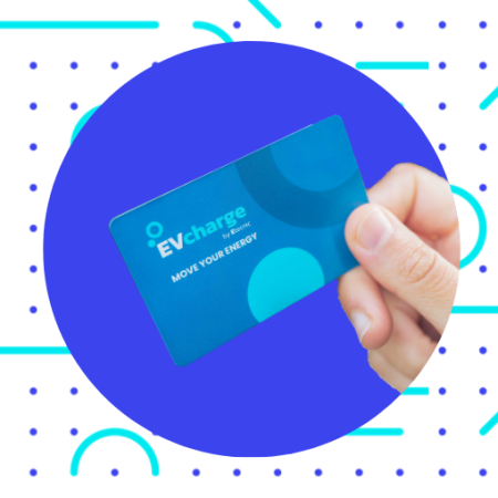 Tarjeta de usuario EVcharge de Etecnic para la identificación y pago en estaciones de carga, con diseño corporativo y tecnología de proximidad para movilidad eléctrica. Aparece sobre un circulo azul, con una mano cogiendo la tarjeta.