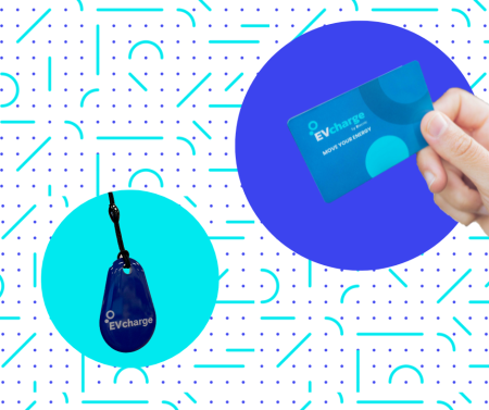 Llavero azul y tarjeta de usuario EVcharge presentados en circulos azules para el acceso y gestión de carga de vehículos eléctricos.