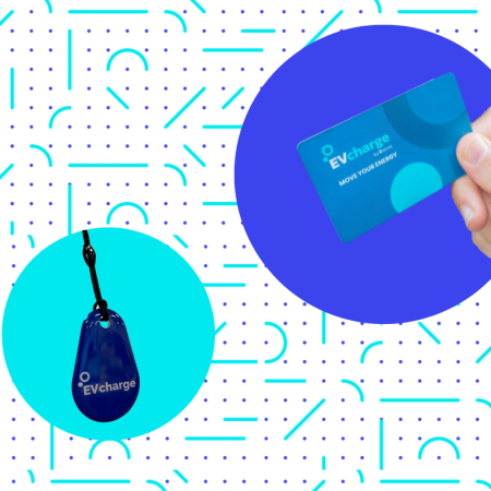 Llavero azul y tarjeta de usuario EVcharge presentados en circulos azules para el acceso y gestión de carga de vehículos eléctricos.